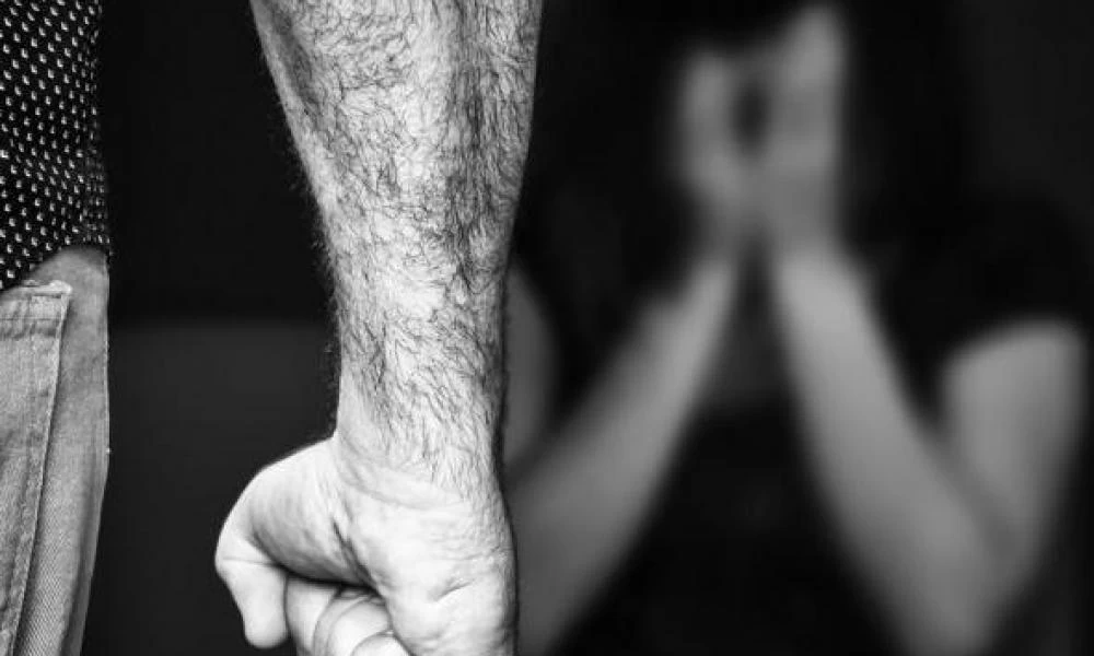 Χαλκίδα: Άνδρας έδειρε τη γυναίκα του μπροστά στο ανήλικο παιδί τους